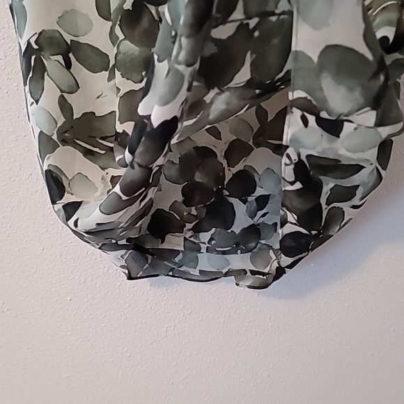 Coldwater Creek Olive Green Leaf Design Sheer Blouse ~Lined Sz Med 100% Poly - Picture 6 of 6